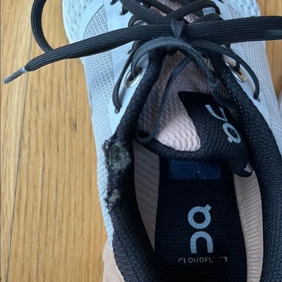 On Running Black and White Athletic Shoes Sleek Design - Picture 10 of 10